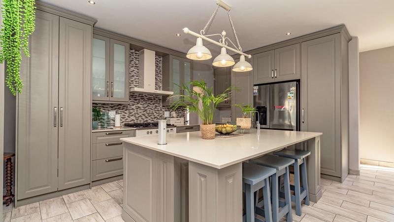 6 Bedroom Property for Sale in Outeniqua Strand Western Cape